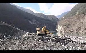 馬太鞍溪堰塞湖危機解除？施工隊挺進壩頂開挖  水量減半畫面曝光