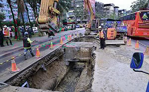 4.6萬戶受影響！基隆麥金路水管爆裂   修復卡關「復水時間延後」