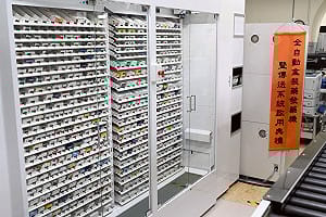 台大醫院克服施工困境！「全自動發藥機」現身百年古蹟  可精準日調劑千盒藥品