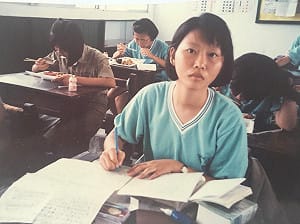 陳亭妃貼高中筆記照給學測考生加油、背後同學猛嗑便當