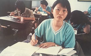 陳亭妃貼高中筆記照給學測考生加油、背後同學猛嗑便當