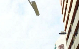 高雄旅館吊掛鋼板懸空恐危及行人  勞工局、警方介入調查