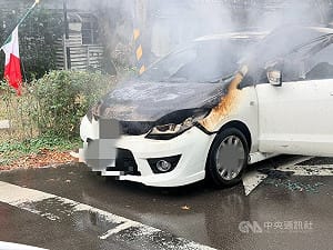 陽明山美軍宿舍群道路旁車輛自燃　駕駛及時逃生