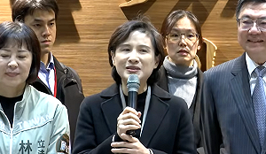 卓揆接機  鄭麗君：緊張又感動！台灣已成為世界關鍵力量