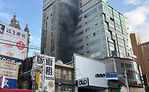 上班尖峰傳火警！桃園車站前鐵皮建築起火  黑煙直竄幸未釀傷亡