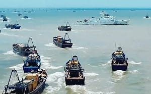 加速奪島計畫? 1千4百艘中漁船排成320公里長牆 長度直逼台灣