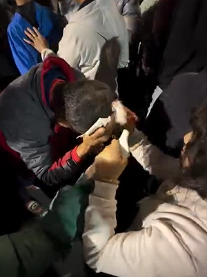 台南鎮安宮遶境釀意外  信徒遭煙火碎片擊中頭部送醫