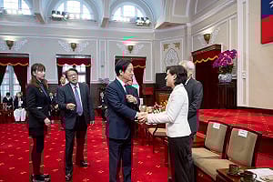 鄭麗君關稅談判凱旋歸國 賴清德：取得同等待遇、爭取到最佳競爭位置 