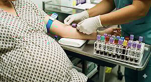 中國孕婦集體控訴產檢遭醫院狂抽血！傳有人一次抽10幾管血致胎兒死亡