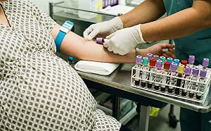 中國孕婦集體控訴產檢遭醫院狂抽血！傳有人一次抽10幾管血致胎兒死亡