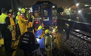 台鐵暖暖站意外！40歲男子疑撿拾物品闖鐵軌  慘遭進站列車撞斃