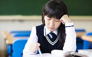 學生偷抄聯絡簿遭老師「公審」！心靈受創家長提告  導師判賠3.9萬