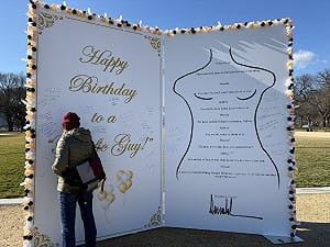 艾普斯坦生日卡驚現國家廣場! 「川普」簽名、裸女塗鴉全被放大