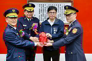 高雄新卸任警政主管交接　陳其邁：捍衛治安沒有假期   