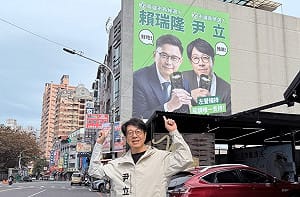 搶頭香合體「母雞」賴瑞隆    尹立街頭看板同框「吃飯捲」