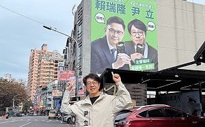 搶頭香合體「母雞」賴瑞隆    尹立街頭看板同框「吃飯捲」