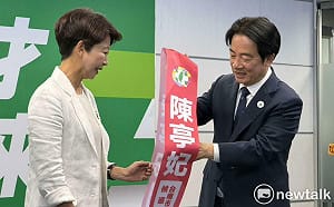 聽陳亭妃致詞頻點頭！賴清德幫繫上競選背帶 全程微笑喊加油