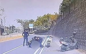 台南男趴機車全身顫抖！吸毒煙變「喪屍」張嘴狂咬員警