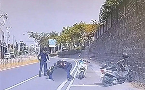 台南男趴機車全身顫抖！吸毒煙變「喪屍」張嘴狂咬員警