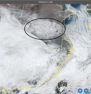 衛星雲圖驚見明顯大面積雪地！北極冷高壓南下台灣急凍