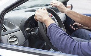 4歲女童握方向盤開車網罵翻！母反嗆引眾怒 警最高開罰3.6萬 