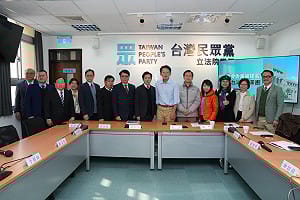 不在籍投票爭議》攜22縣市意見報告　張惇涵酸黃國昌：放心  非密件可帶出 