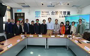 不在籍投票爭議》攜22縣市意見報告　張惇涵酸黃國昌：放心  非密件可帶出 