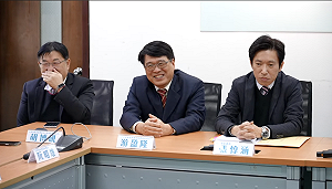 張啓楷當場質疑「民調不好就解決做民調的人？」　游盈隆聽聞忍不住笑了