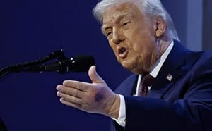 手背又現大片瘀青! 川普親自解釋了 還說曾這樣做但「不喜歡那種感覺」