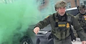 （影）ICE竟傷害到學童！巡邏隊當街擲「毒氣」彈  傳還可免令闖私宅