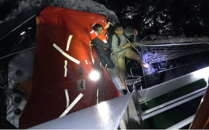 新加坡貨船黃岩島附近傾覆 中國海警救出13名菲律賓船員