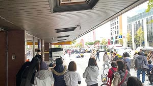 採訪車突「失控撞進銀行」釀10人傷 ！ 三立電視台：全力配合調查