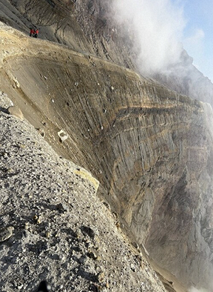 阿蘇山空難陷「四重困境」！最新搜救畫面曝：火口地形陡峭進度卡關