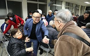 當選市長加倍發「重陽敬老金」！ 童子瑋：百歲人瑞可領1萬2 