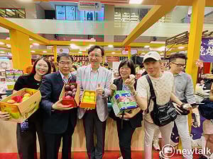 臺南蜜棗新加坡高島屋熱銷  黃偉哲攜手網紅直播帶貨國際買氣再升溫
