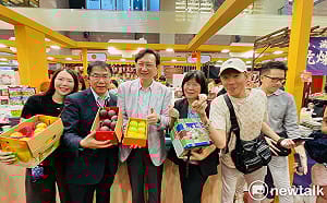 臺南蜜棗新加坡高島屋熱銷  黃偉哲攜手網紅直播帶貨國際買氣再升溫