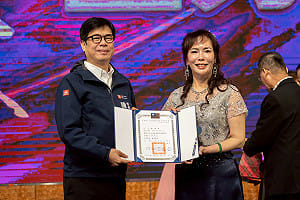 陳其邁親頒證書   陳慧玟接掌大高雄觀光商圈總會長