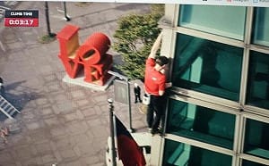 直播》101爬一半「霍諾德定格掛牆上」主持人嚇壞 真相曝光嗨起來