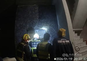 夫妻參觀台中預售屋受困電梯　警消急救援脫困