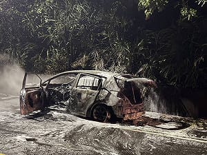 基隆火燒車！海巡捨命拖出2人 下秒烈焰吞噬車體