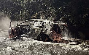 基隆火燒車！海巡捨命拖出2人 下秒烈焰吞噬車體