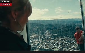 霍諾德攻頂台北101 抵60樓時喘氣放慢節奏 妻子隔窗暖心加油