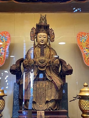 罕見景象！保育類「領角鴞」停棲媽祖頭冠  廟方：有靈性