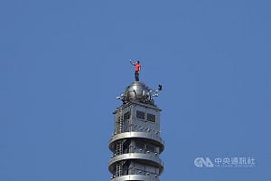 霍諾德91分鐘赤手完攀台北101　登頂拿手機自拍