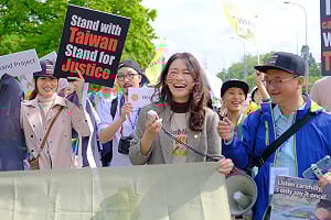 四小黨合體前進陣線！吳欣岱再戰高嘉瑜 領軍內湖市場發春聯