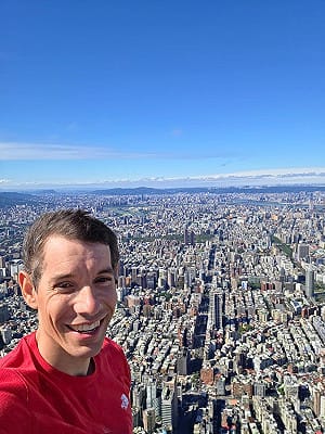 霍諾德現身桃機掀騷動！親切微笑合照粉絲 親回「再來台」可能性