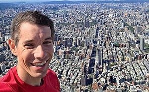 霍諾德現身桃機掀騷動！親切微笑合照粉絲 親回「再來台」可能性