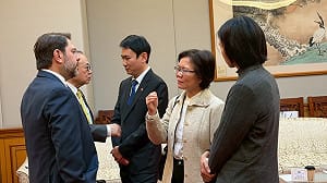 劉書彬拿錯誤數字批軍購  遭美參議員當場洗臉 他轟：這種貨色「橫跨太平洋的丟臉」