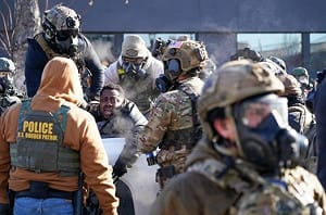 又TACO了? ICE明州「處決式」殺人後 川普稱特工「某個時候」會撤出....