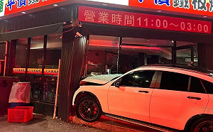 中壢上演警匪追逐戰！賓士男酒駕拒檢   衝撞鐵板燒店遭逮